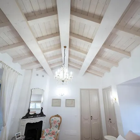 Campanella Ivy Retreat- Under The Light Apartment